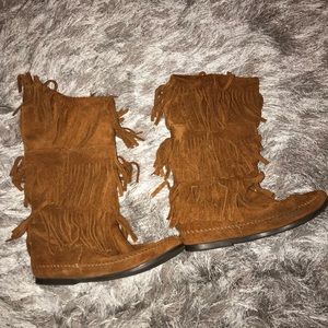 Women Minnetonka fringe boots